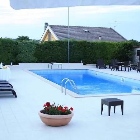 לינה וארוחת בוקר Genny 4*