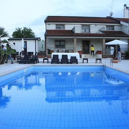 לינה וארוחת בוקר Genny 4*